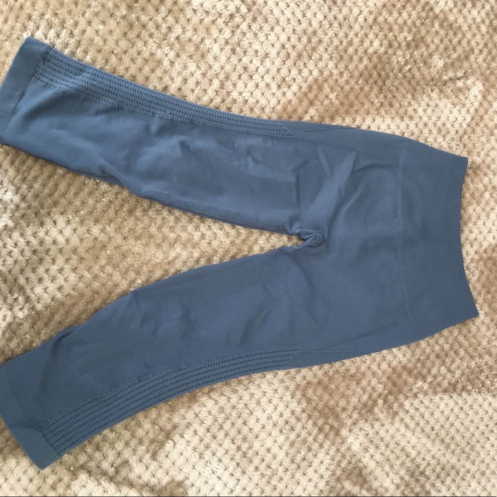Lululemon in the flow crop